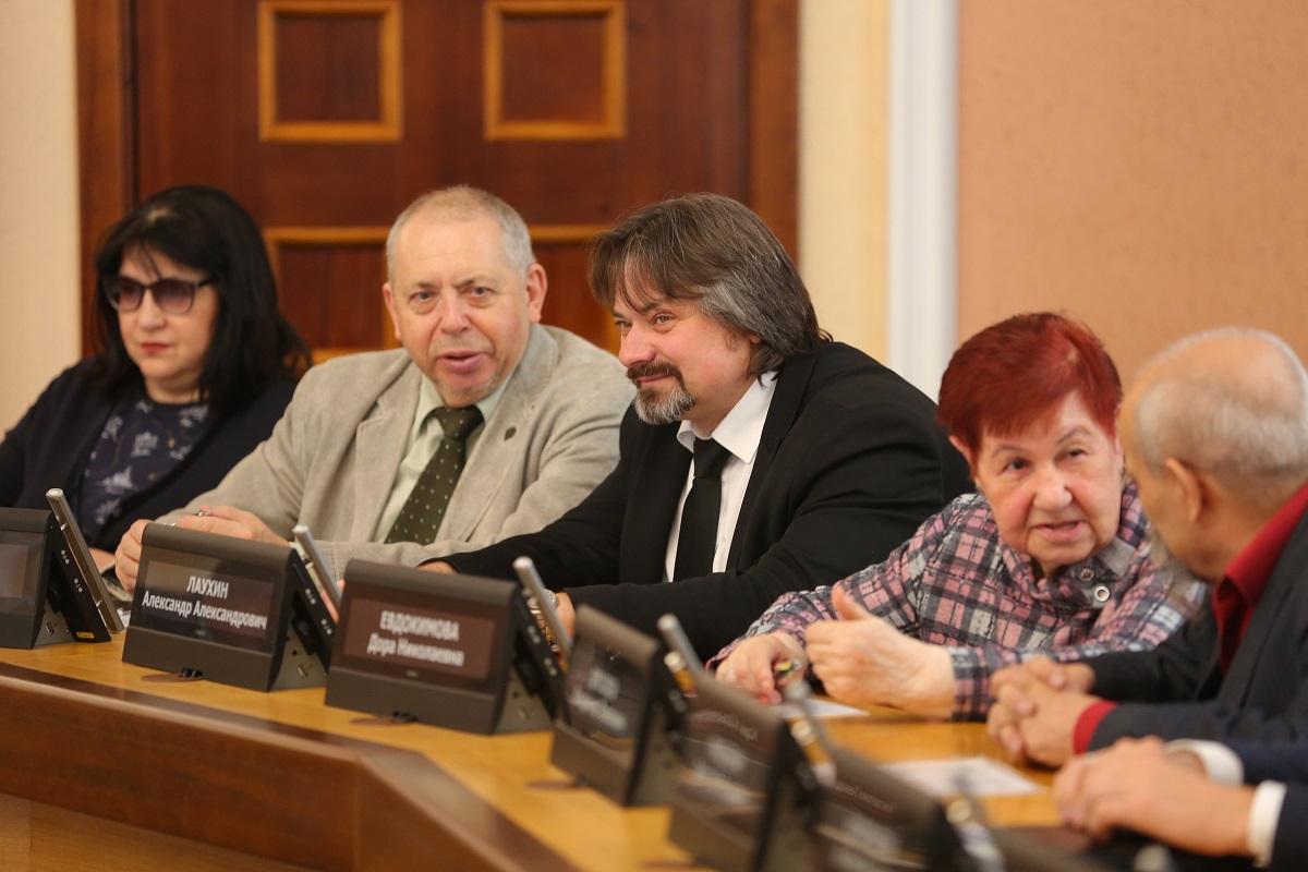 Фото В мэрии Новосибирска обсудили проекты, повышающие качество жизни старшего поколения 5